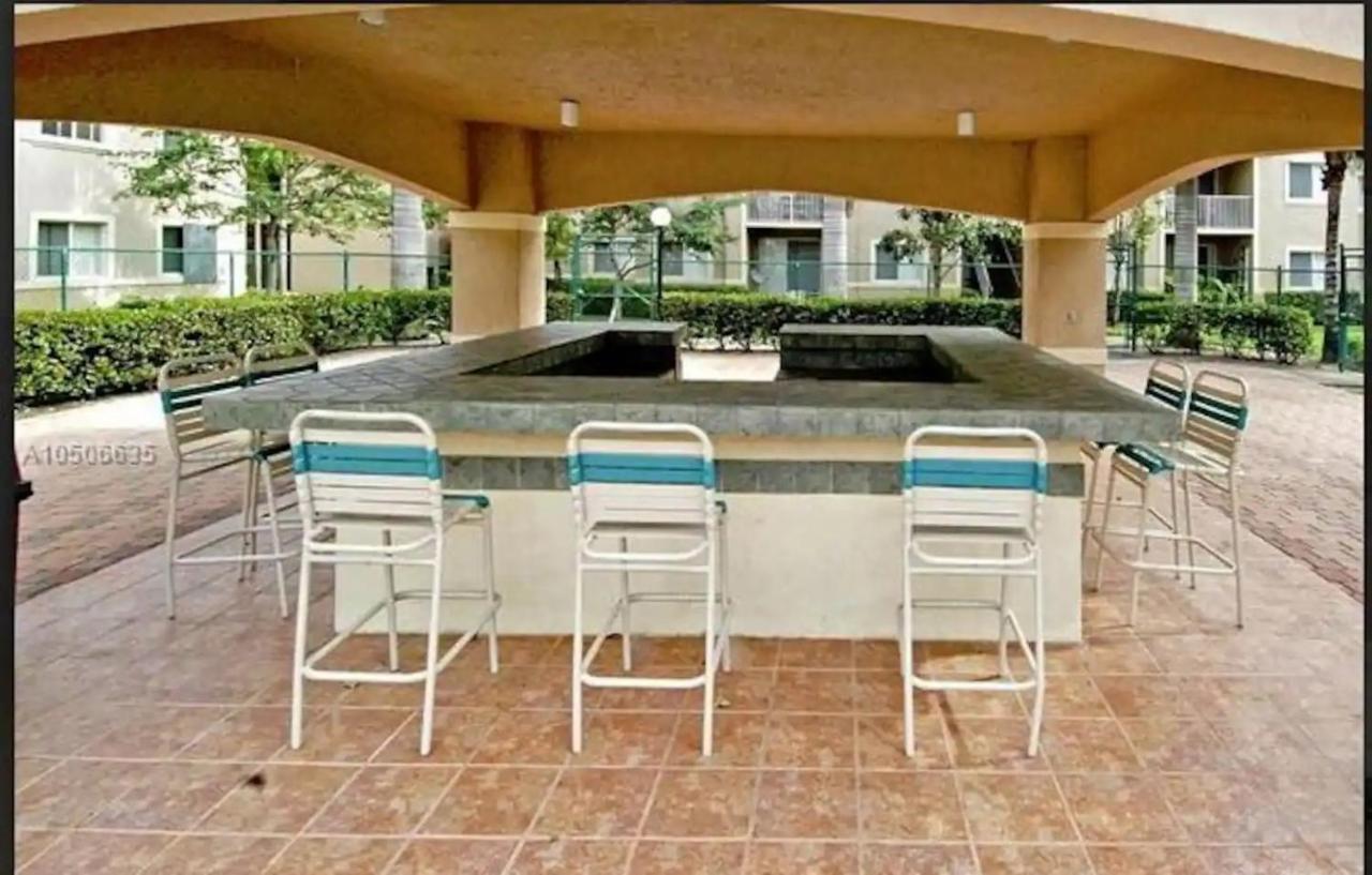 Master Room In Apartment Davie Exterior foto